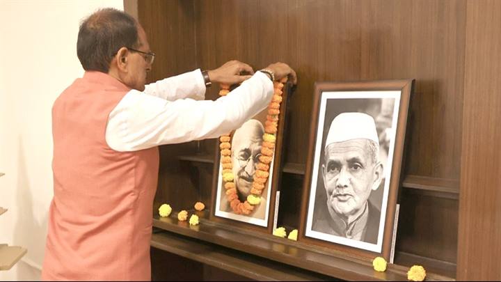 मुख्यमंत्री श्री चौहान ने राष्ट्रपिता महात्मा गांधी और श्रद्धेय लाल बहादुर शास्त्री जी की जयंती पर नमन किया